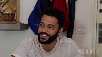 Professor de portugu&ecirc_s ensina como se d&aacute_ o cu no Brasil